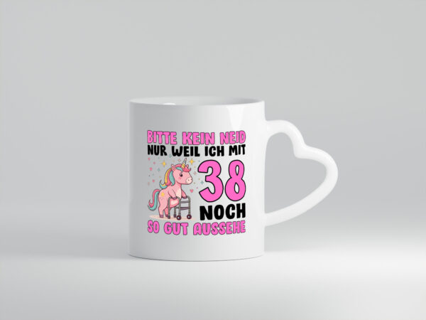 38. Geburtstag | 38 Jahre | Mit 38 noch so gut aussehen - Herzhenkel Tasse - Kaffeetasse / Geschenk / Familie