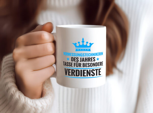 Besonderer Verdienst: Vermessungstechnikerin | Techniker - Tasse Weiss - Kaffeetasse / Geschenk / Familie