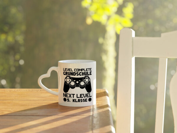 Level complete | 5. Klasse | Gaming | Grundschule - Herzhenkel Tasse - Kaffeetasse / Geschenk / Familie