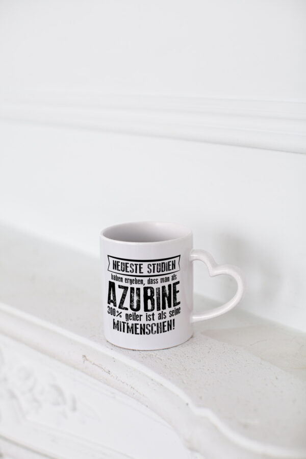 Neuste Studien: Azubine | Ausbildung | Lehre | Lehrling - Herzhenkel Tasse - Kaffeetasse / Geschenk / Familie