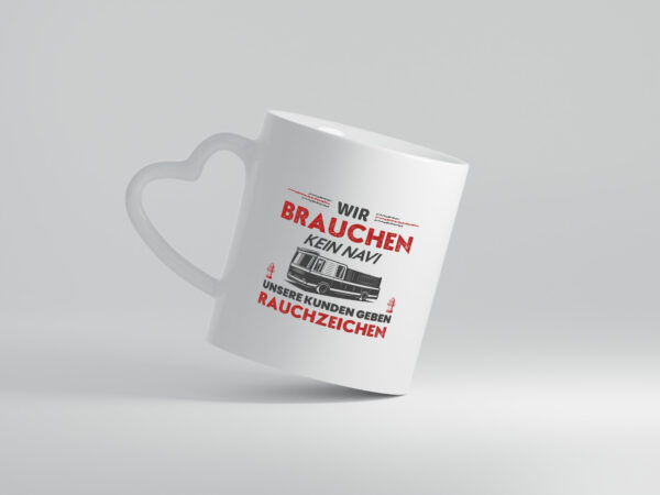 Wir brauchen kein Navi | Feuerwehreinsatz | Feuerwhermann - Herzhenkel Tasse - Kaffeetasse / Geschenk / Familie