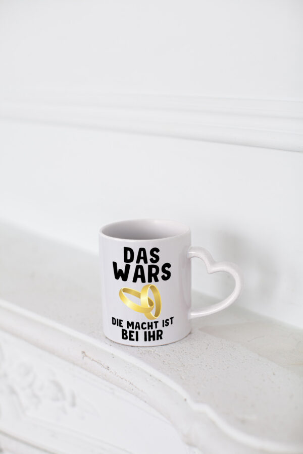 Die macht ist bei ihr | Hochzeit Tasse | Ehemann | Ehe - Herzhenkel Tasse - Kaffeetasse / Geschenk / Familie