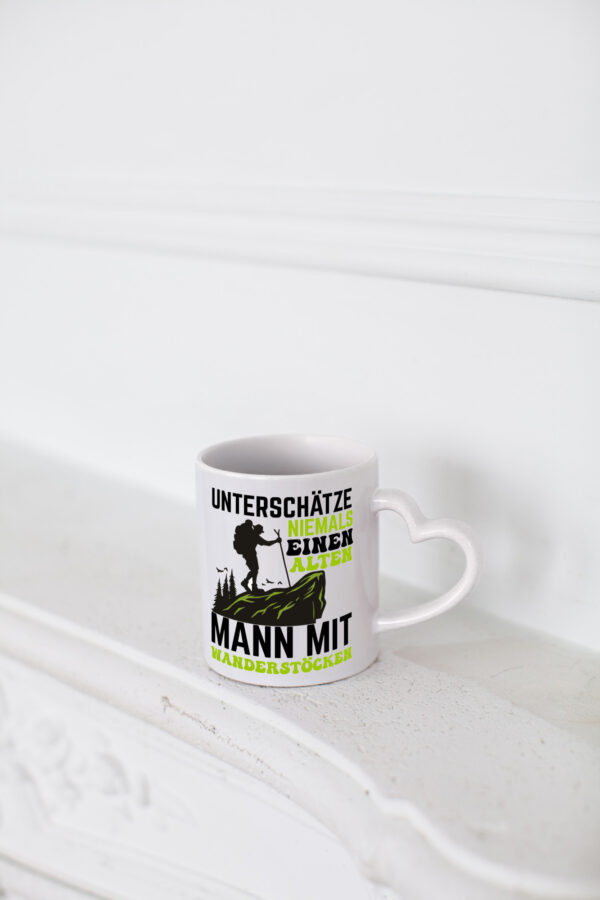 Unterschätze niemals einen alten Mann mit Wanderstöcken - Herzhenkel Tasse - Kaffeetasse / Geschenk / Familie