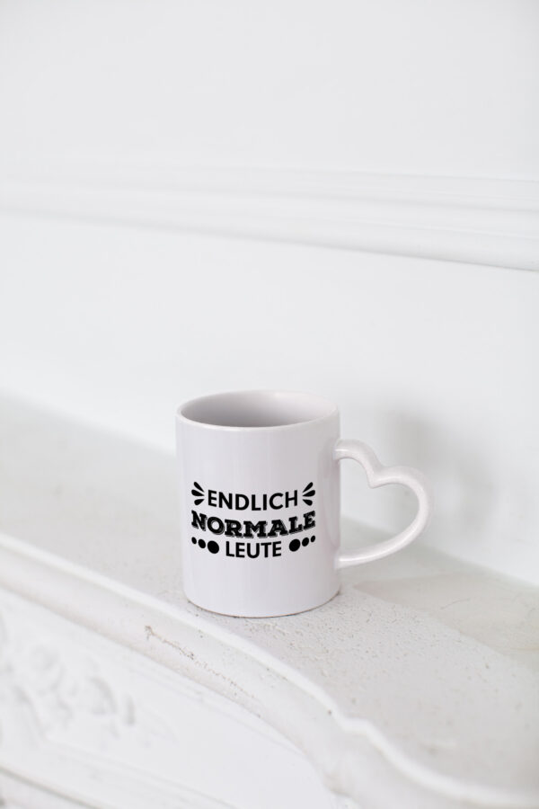 Endlich normale Leute | lustiger Spruch | Witz | Humor - Herzhenkel Tasse - Kaffeetasse / Geschenk / Familie