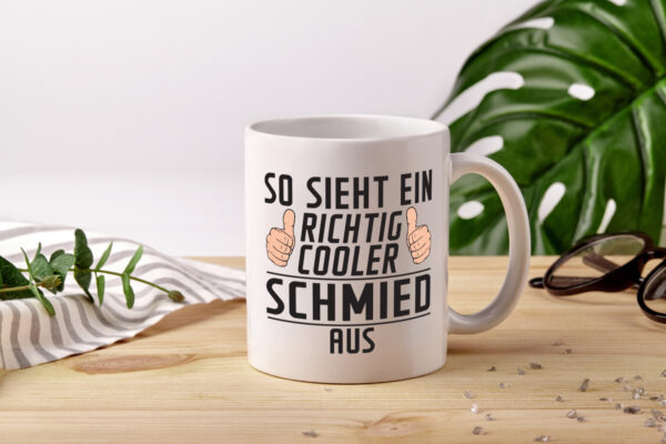 Richtig Cooler Schmied | Beruf schmieden - Tasse Weiss - Kaffeetasse / Geschenk / Familie