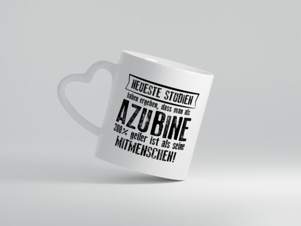 Neuste Studien: Azubine | Ausbildung | Lehre | Lehrling - Herzhenkel Tasse - Kaffeetasse / Geschenk / Familie