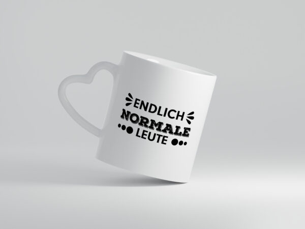 Endlich normale Leute | lustiger Spruch | Witz | Humor - Herzhenkel Tasse - Kaffeetasse / Geschenk / Familie