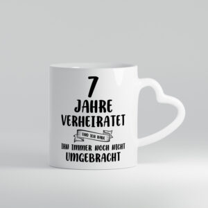 7 Jahre Verheiratet, immer noch am Leben! - Herzhenkel Tasse - Kaffeetasse / Geschenk / Familie