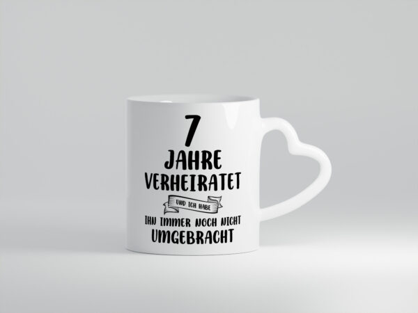 7 Jahre Verheiratet, immer noch am Leben! - Herzhenkel Tasse - Kaffeetasse / Geschenk / Familie