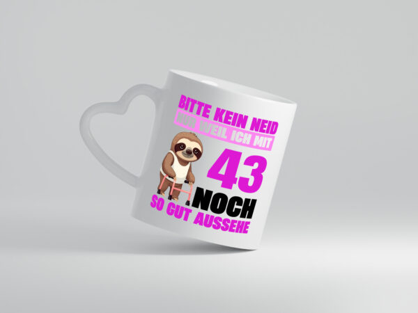 43. Geburtstag | Bitte kein neid | Faultier | 43 Jahre - Herzhenkel Tasse - Kaffeetasse / Geschenk / Familie