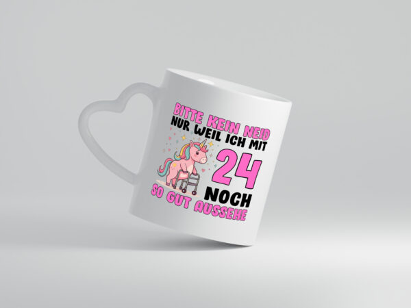 24. Geburtstag | 24 Jahre | Mit 24 noch so gut aussehen - Herzhenkel Tasse - Kaffeetasse / Geschenk / Familie