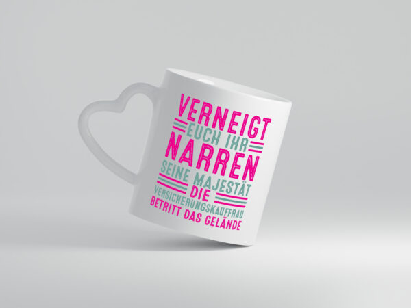 Verneigt euch: Versicherungskauffrau | Kauffrau - Herzhenkel Tasse - Kaffeetasse / Geschenk / Familie