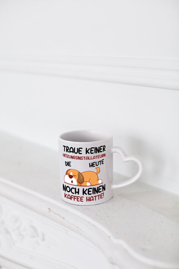 Traue keiner Heizungsinstallateurin | Heizung - Herzhenkel Tasse - Kaffeetasse / Geschenk / Familie