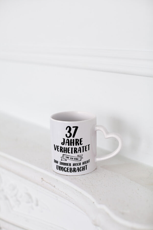 37 Jahre Verheiratet, immer noch am Leben! - Herzhenkel Tasse - Kaffeetasse / Geschenk / Familie