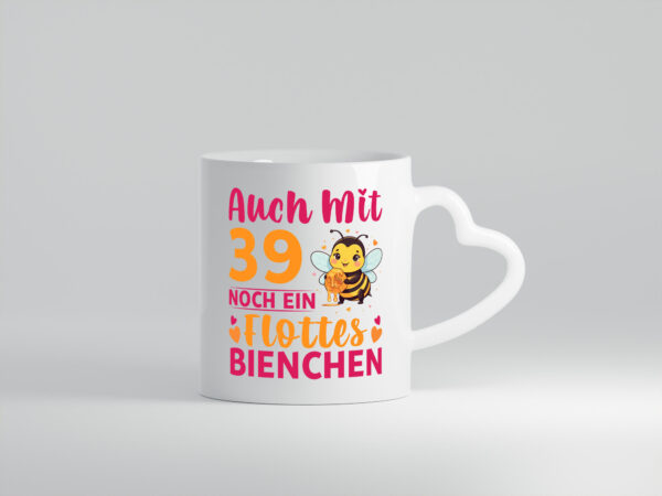 39. Geburtstag | Flottes Bienchen | 39 Jahre - Herzhenkel Tasse - Kaffeetasse / Geschenk / Familie