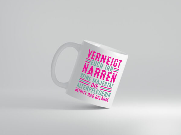 Verneigt euch: Altenpflegerin | Pflegepersonal | Pflege - Tasse Weiss - Kaffeetasse / Geschenk / Familie