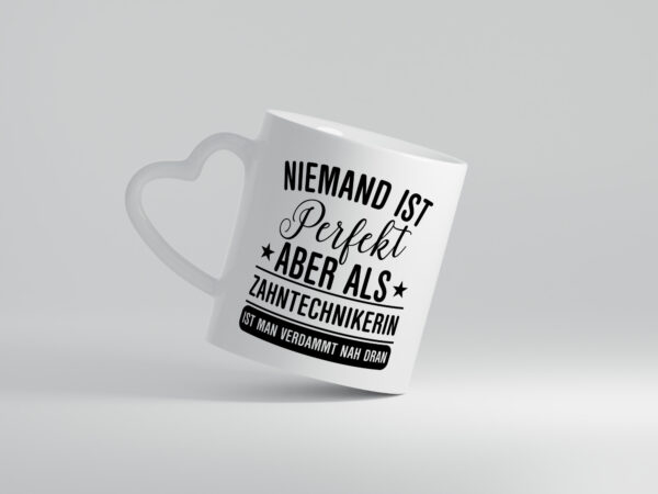 Verdammt nah dran: Zahntechnikerin | Zahnmedizin - Herzhenkel Tasse - Kaffeetasse / Geschenk / Familie
