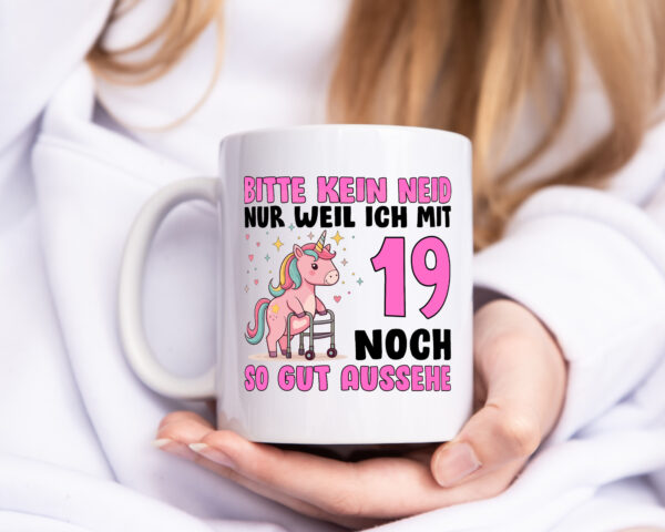 19. Geburtstag | 19 Jahre | Mit 19 noch so gut aussehen - Tasse Weiss - Kaffeetasse / Geschenk / Familie