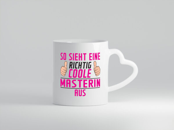 Richtig Coole Masterin | Student | Uni | Master Studium - Herzhenkel Tasse - Kaffeetasse / Geschenk / Familie