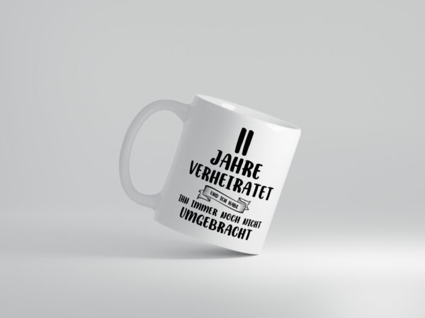 11 Jahre Verheiratet, immer noch am Leben! - Tasse Weiss - Kaffeetasse / Geschenk / Familie