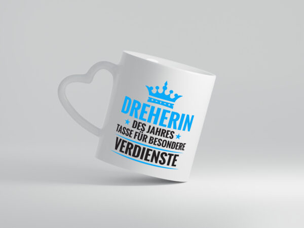 Besonderer Verdienst: Dreherin | Fräser | Dreher | - Herzhenkel Tasse - Kaffeetasse / Geschenk / Familie