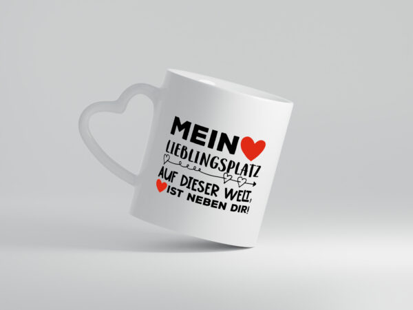 Lieblingsplatz ist neben dir | Pärchen Tasse | Romantik - Herzhenkel Tasse - Kaffeetasse / Geschenk / Familie