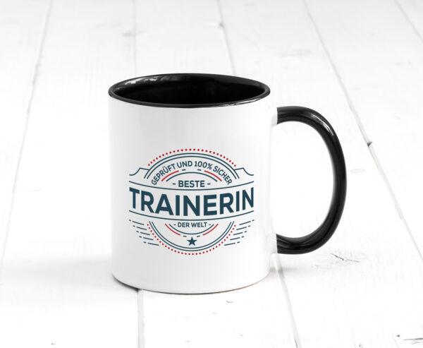 Geprüft und sicher: Trainerin | Sportverein | Humor Farbige Tasse - Kaffeetasse / Geschenk / Familie