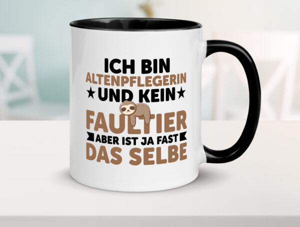 Ich bin kein Faultier: Altenpflegerin | Pflegepersonal Farbige Tasse - Kaffeetasse / Geschenk / Familie