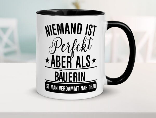 Verdammt nah dran: Bäuerin | Bauernhof | Landwirtschaft Farbige Tasse - Kaffeetasse / Geschenk / Familie