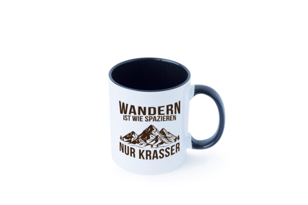 Wandern wie spazieren, nur krasser | Gebirge | Bäume Farbige Tasse - Kaffeetasse / Geschenk / Familie