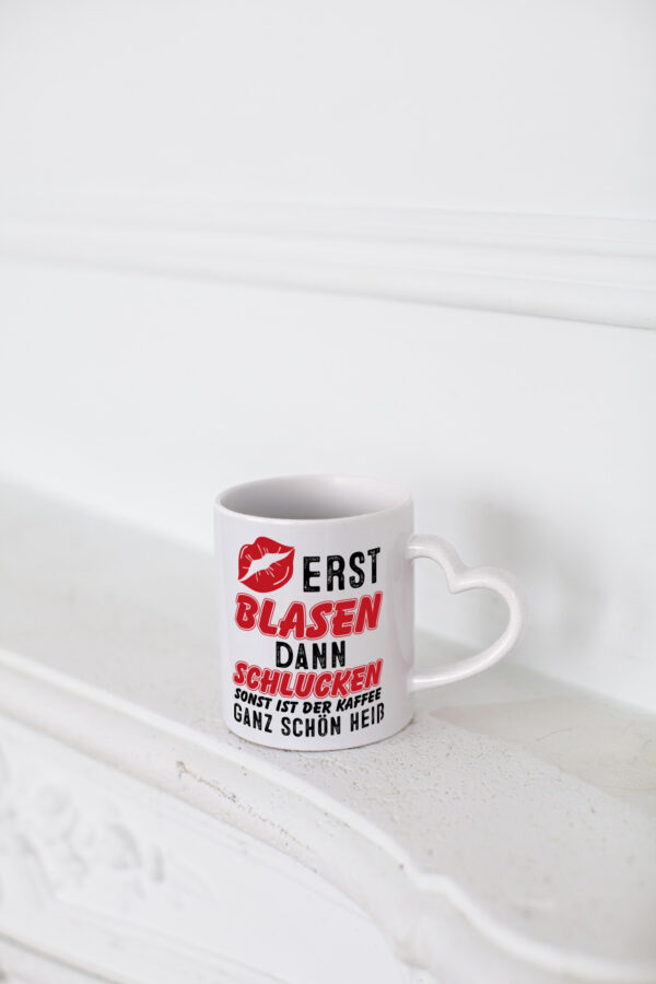 Erst Blasen, dann schlucken - Herzhenkel Tasse - Kaffeetasse / Geschenk / Familie