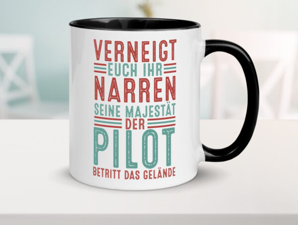 Verneigt euch: Pilot | Flugzeug | Piloten Farbige Tasse - Kaffeetasse / Geschenk / Familie