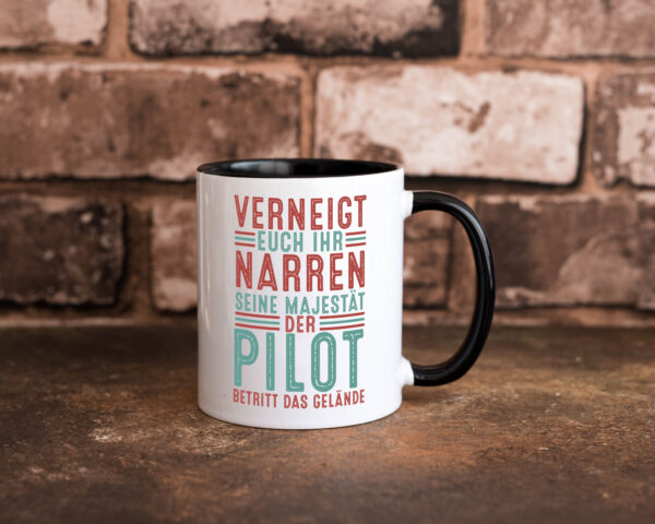 Verneigt euch: Pilot | Flugzeug | Piloten Farbige Tasse - Kaffeetasse / Geschenk / Familie