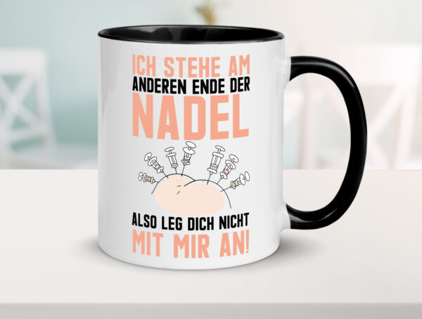 Anderes Ende der Nadel | Krankenschwester | Spritze | Arzt Farbige Tasse - Kaffeetasse / Geschenk / Familie