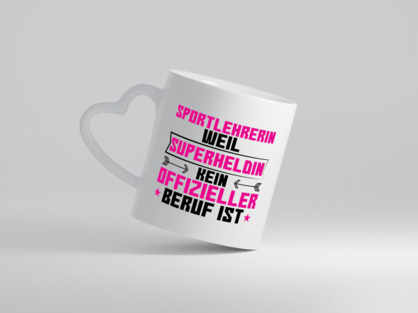 Superheldin Sportlehrerin | Lehrer | Sport - Herzhenkel Tasse - Kaffeetasse / Geschenk / Familie