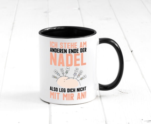 Anderes Ende der Nadel | Krankenschwester | Spritze | Arzt Farbige Tasse - Kaffeetasse / Geschenk / Familie