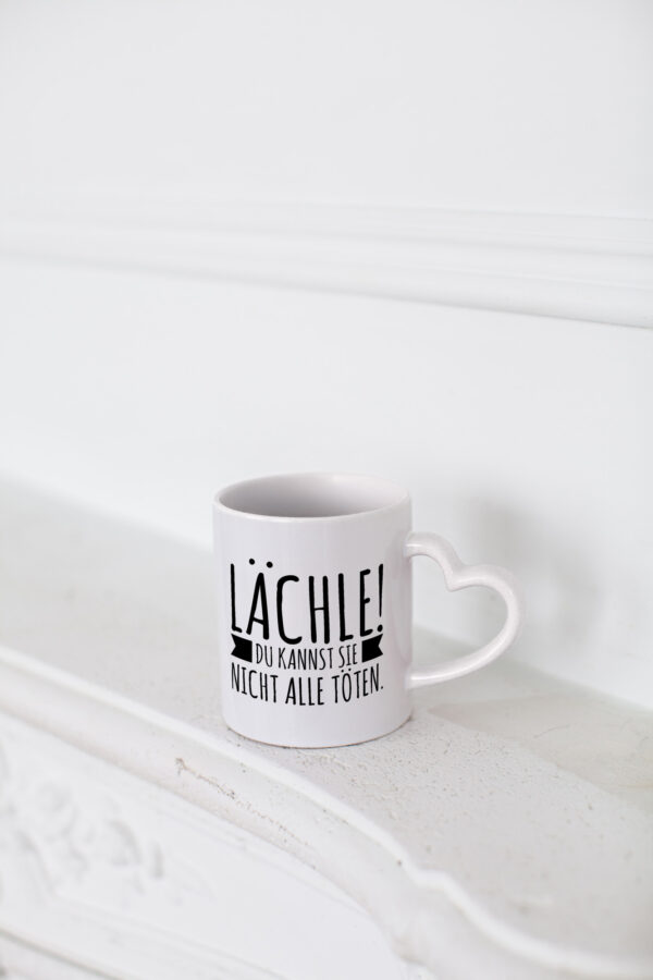 Lächle | Du kannst sie nicht alle töten | Sarkasmus | Spruch - Herzhenkel Tasse - Kaffeetasse / Geschenk / Familie