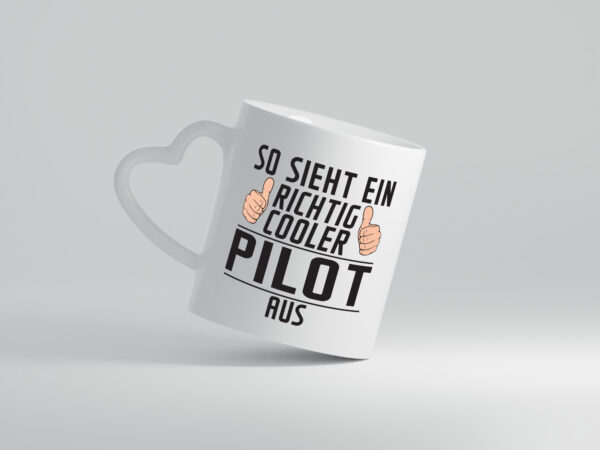 Richtig Cooler Pilot | Flugzeug | Piloten - Herzhenkel Tasse - Kaffeetasse / Geschenk / Familie