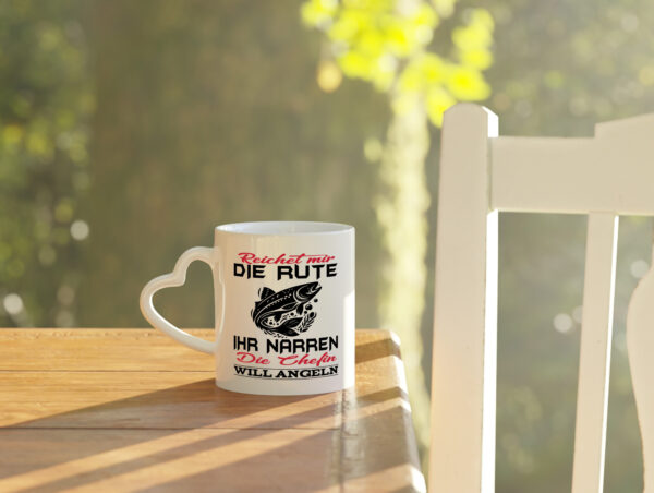 Reichet mir die Rute die Chefin will Angeln | Angeln - Herzhenkel Tasse - Kaffeetasse / Geschenk / Familie