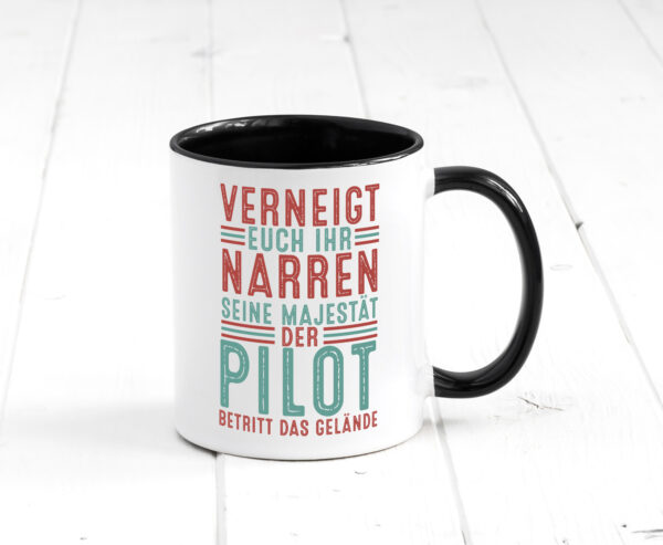 Verneigt euch: Pilot | Flugzeug | Piloten Farbige Tasse - Kaffeetasse / Geschenk / Familie