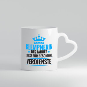 Besonderer Verdienst: Klempnerin | Klempnerinnen - Herzhenkel Tasse - Kaffeetasse / Geschenk / Familie