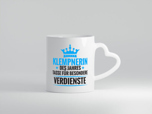 Besonderer Verdienst: Klempnerin | Klempnerinnen - Herzhenkel Tasse - Kaffeetasse / Geschenk / Familie