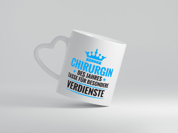 Besonderer Verdienst: Chirurgin | Chirurgie | Krankenhaus - Herzhenkel Tasse - Kaffeetasse / Geschenk / Familie