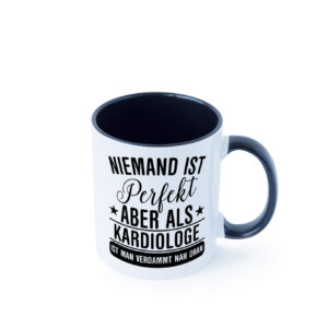 Verdammt nah dran: Kardiologe | Kardiologie Farbige Tasse - Kaffeetasse / Geschenk / Familie