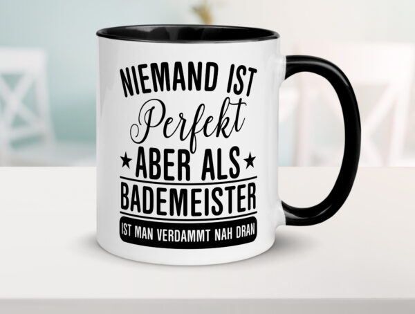 Verdammt nah dran: Bademeister | Rettungsschwimmer Farbige Tasse - Kaffeetasse / Geschenk / Familie