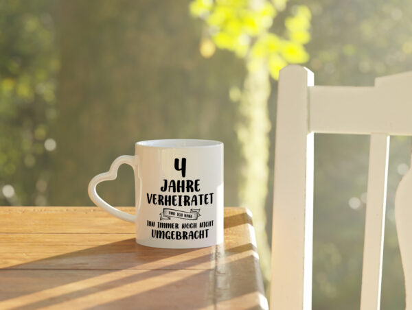 4 Jahre Verheiratet, immer noch am Leben! - Herzhenkel Tasse - Kaffeetasse / Geschenk / Familie