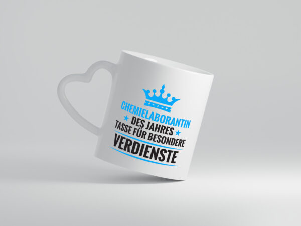 Besonderer Verdienst: Chemielaborantin | Laborantin | Chemie - Herzhenkel Tasse - Kaffeetasse / Geschenk / Familie