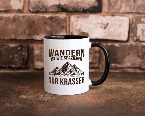 Wandern wie spazieren, nur krasser | Gebirge | Bäume Farbige Tasse - Kaffeetasse / Geschenk / Familie