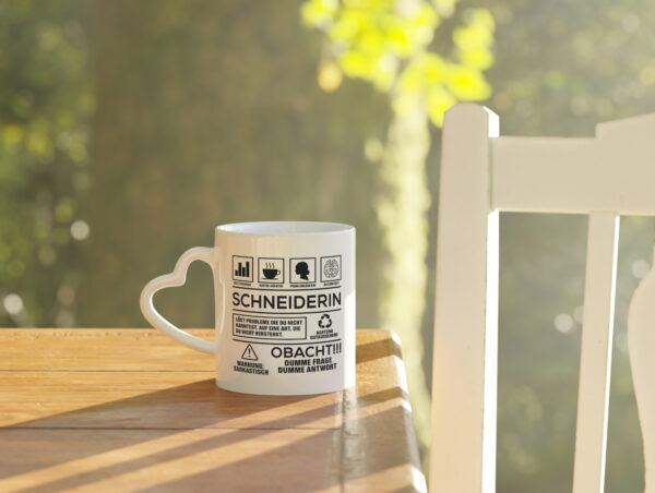 Achtung Probleme Schneiderin | Beruf Schneiderei - Herzhenkel Tasse - Kaffeetasse / Geschenk / Familie