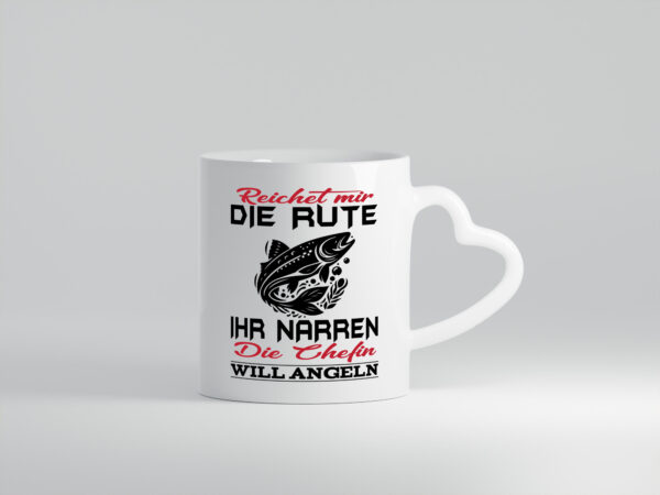 Reichet mir die Rute die Chefin will Angeln | Angeln - Herzhenkel Tasse - Kaffeetasse / Geschenk / Familie